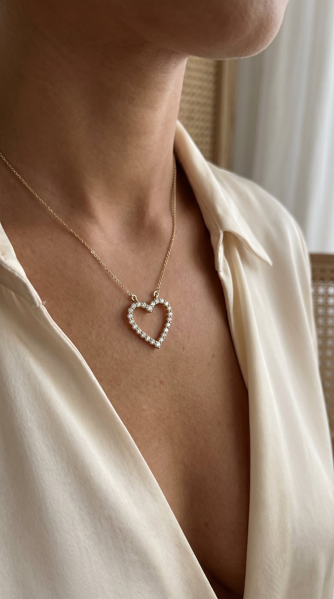 Classic Heart Shape Design Round Brilliant Diamond Pendant, view 2